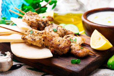 Tavuk Souvlaki pide ve cacık ile