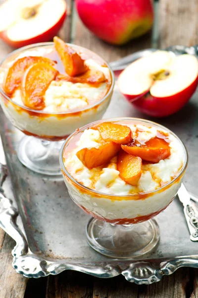 Coconut Rice Pudding with Caramelized Apples — Stock Photo, Image