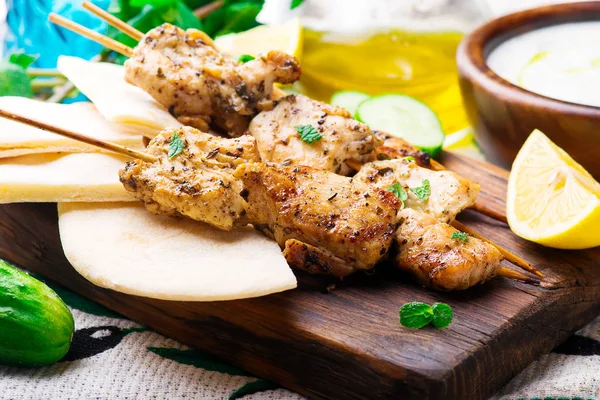 Chicken Souvlaki with pita and tzatziki — Stock Photo, Image