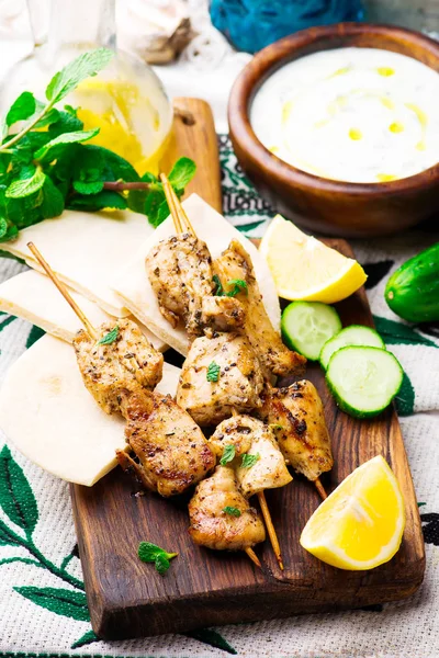 Chicken Souvlaki with pita and tzatziki — Stock Photo, Image