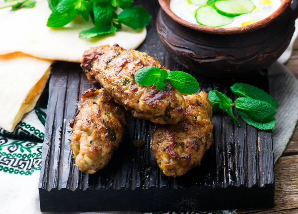 Frango Kafta Kebabs com pita e tzatziki — Fotografia de Stock