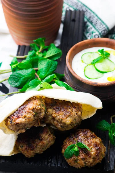 Frango Kafta Kebabs com pita e tzatziki — Fotografia de Stock