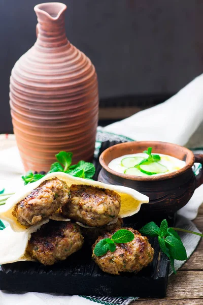 Kebab di pollo Kafta con pita e tzatziki — Foto Stock