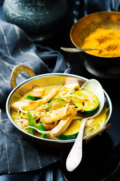 Curry de poulet et légumes — Photo
