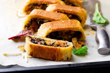 Mung fasulye, mantar ve sebze Strudel. 