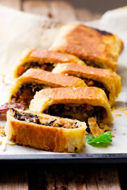 Mung fasulye, mantar ve sebze Strudel. 