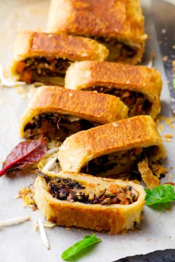 Mung fasulye, mantar ve sebze Strudel. 