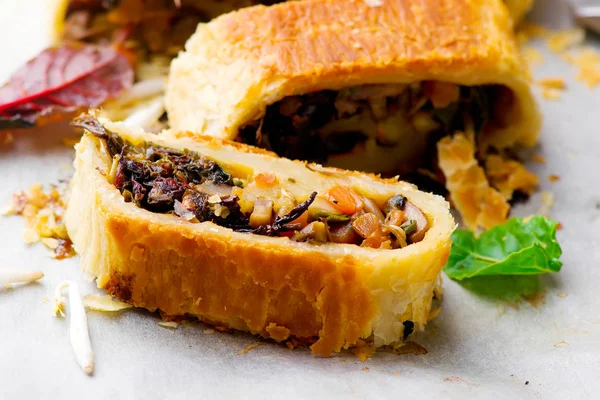 Mung bönor, svamp och grönsaker Strudel. — Stockfoto