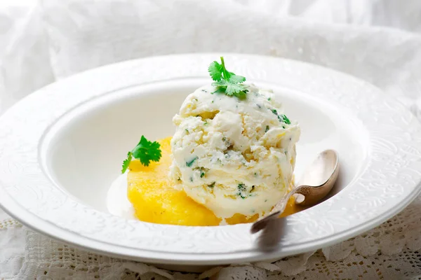 Ananas con gelato allo zenzero — Foto Stock