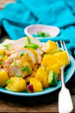 Avokado, Mango ve ızgara tavuk salata 