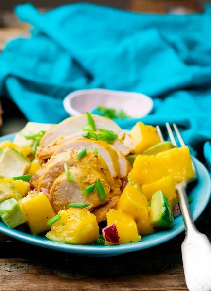 Abacate, manga e salada de frango grelhado — Fotografia de Stock