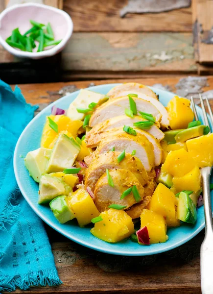 Avokádo, Mango a grilované kuřecí salát — Stock fotografie