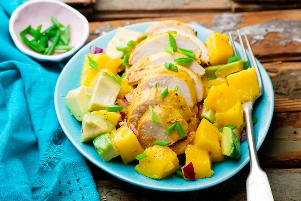 Ensalada de aguacate, mango y pollo a la parrilla — Foto de Stock