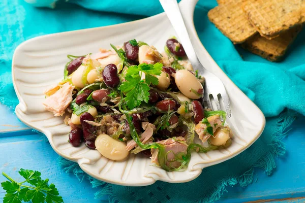 Tonijn, zeewier, en gemengde peulvrucht salade — Stockfoto