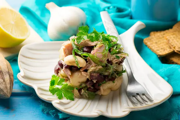 Tonijn, zeewier, en gemengde peulvrucht salade — Stockfoto