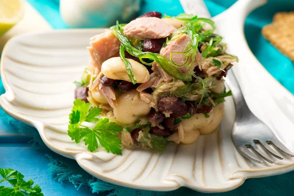 Tuńczyk, wodorostów i sałatka mieszane roślin strączkowych — Zdjęcie stockowe