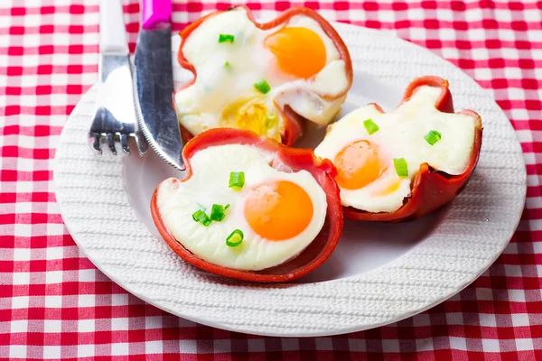 Œufs cuits au four dans des tasses de jambon pour le petit déjeuner , — Photo