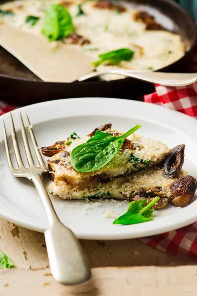 Ispanaklı ve mantarlı yumurta akı Frittata. — Stok fotoğraf