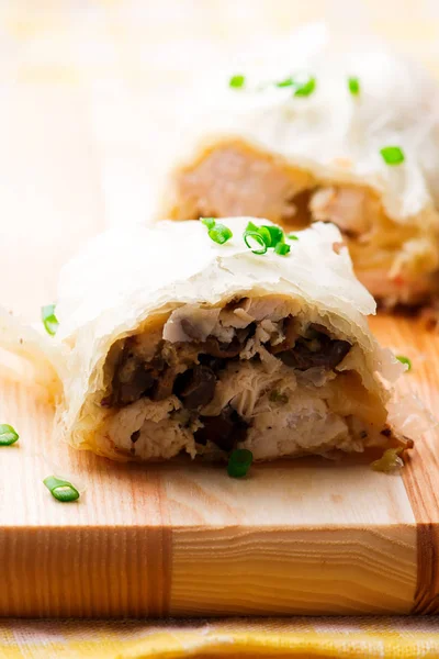 Pollo, setas y Havarti Strudel . —  Fotos de Stock