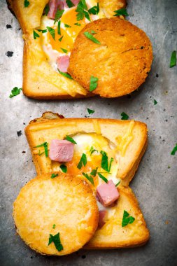 Yumurta tost pişmiş jambon ve peynir. bir kahvaltı için