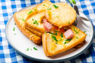 Yumurta tost pişmiş jambon ve peynir. bir kahvaltı için
