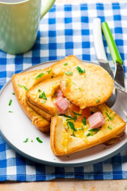 Yumurta tost pişmiş jambon ve peynir. bir kahvaltı için