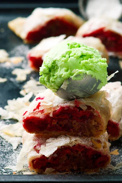 Hongaarse Sour Cherry Apfelstrudel .selective focus. — Stockfoto