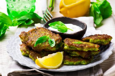 Yoğurt soslu brokoli börek.