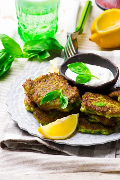 Broccoli Fritters med yoghurt sås. — Stockfoto