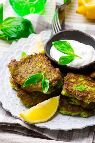 Buñuelos de brócoli con salsa de yogur . — Foto de Stock