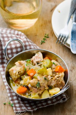 Tavuk ve kök sebze yahni pişirmek.