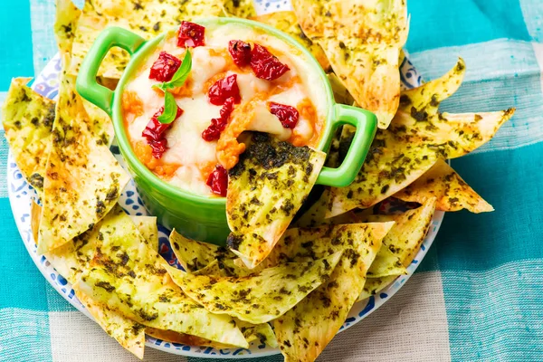 Salsa de pizza al horno con papas fritas de pesto — Foto de Stock