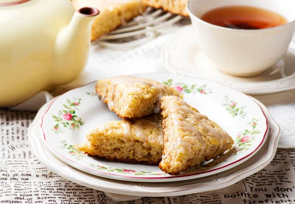 Bollos de plátano con esmalte de queso crema de canela —  Fotos de Stock