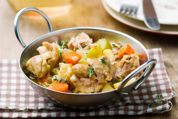 Kip en wortel plantaardige Fricassee. — Stockfoto