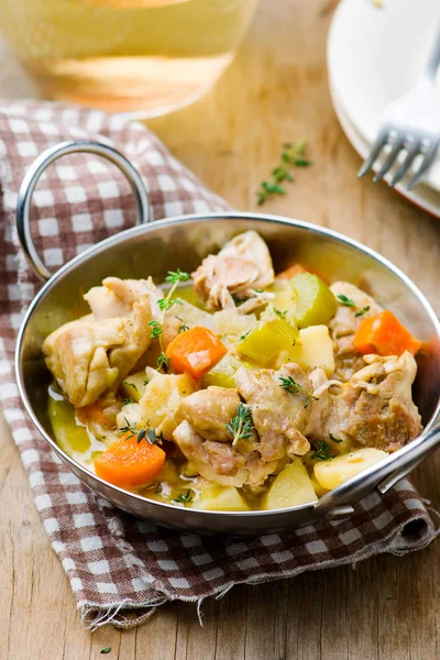 Fricassea di pollo e radice vegetale . — Foto Stock