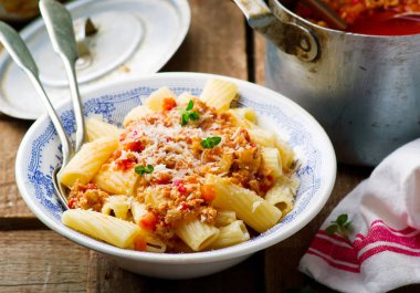 Bir tavuk soslu makarna.