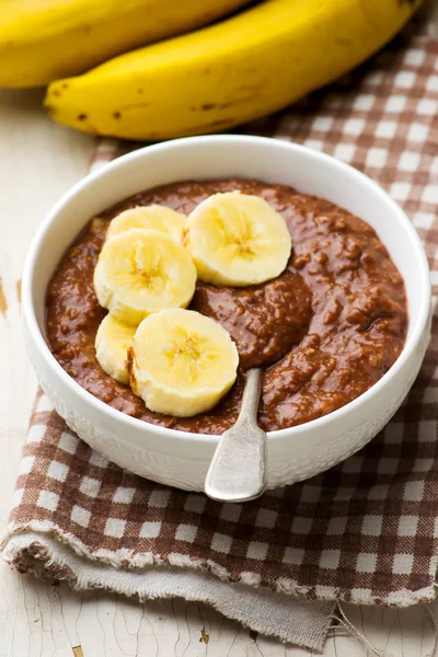 Farinha de aveia de banana de chocolate gooey saudável para café da manhã — Fotografia de Stock