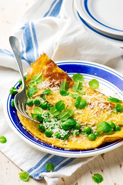 Omelet with green peas, parmesan and mint — Stock Photo, Image