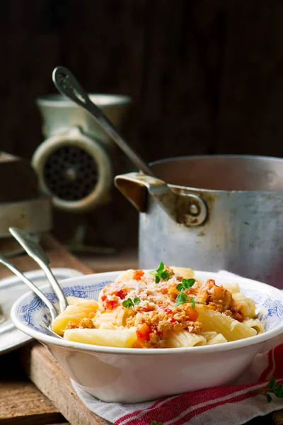 Pâtes dans une sauce au poulet . — Photo