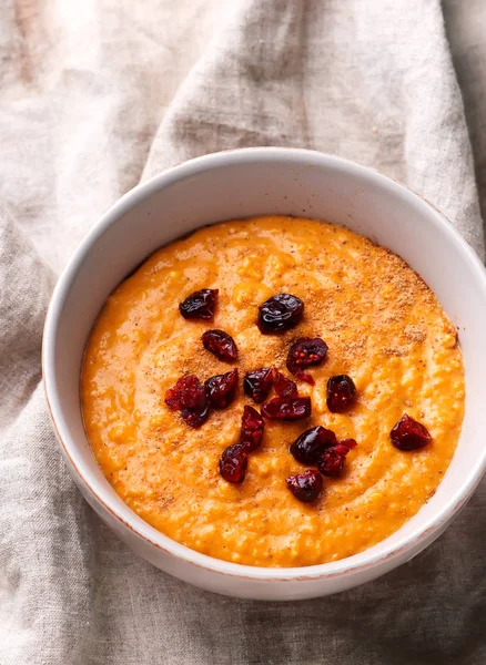 Pumpa paj havregryn för frukost. — Stockfoto