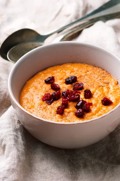 Kahvaltı için kabak pasta yulaf ezmesi. — Stok fotoğraf