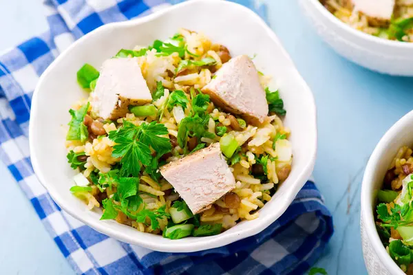 米、鶏肉、ハーブとレンズ豆のサラダ. — ストック写真