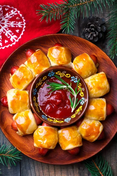 Wreath from sausage rolls in a Christmas decor. — Stock Photo, Image
