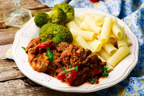 Slow-Cooker-Hühnchen im mediterranen Stil. — Stockfoto