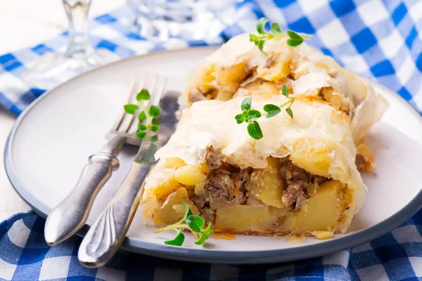 Strudel with potatoes and forcemeat. .selective focus. — Stock Photo, Image