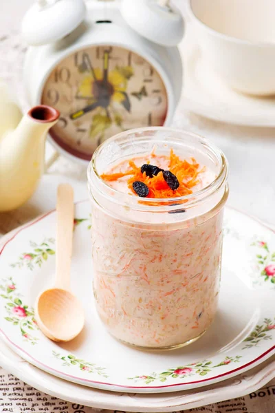 Wortel Cake Overnight Oats in om de pot — Stockfoto