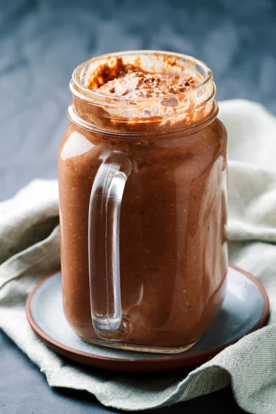 Mantequilla de cacahuete Chocolate durante la noche Avena en el frasco —  Fotos de Stock