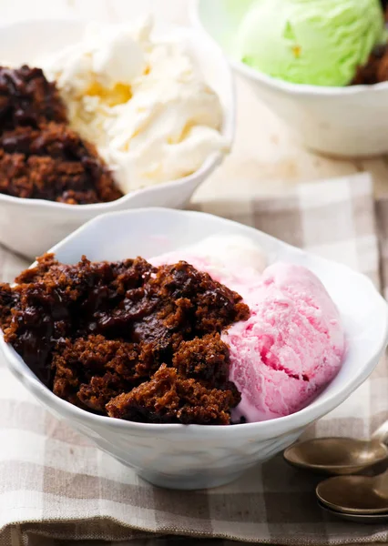 Heißer Fudge Pudding Kuchen mit Eis — Stockfoto