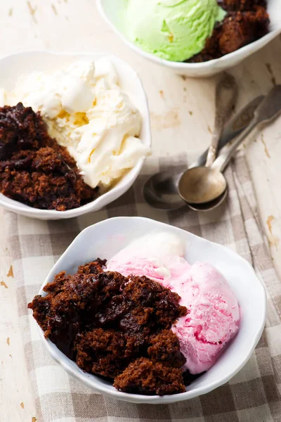 Sıcak Fudge puding pasta dondurma ile — Stok fotoğraf