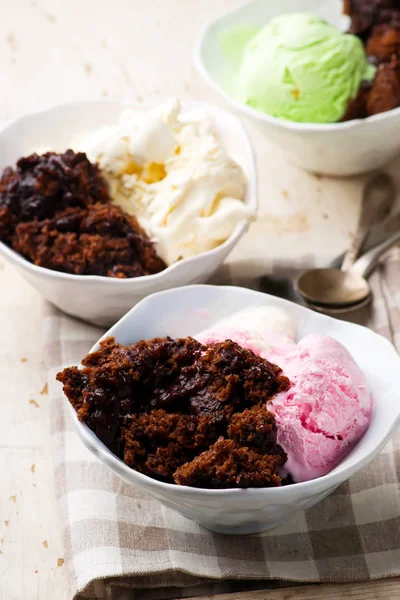 Sıcak Fudge puding pasta dondurma ile — Stok fotoğraf